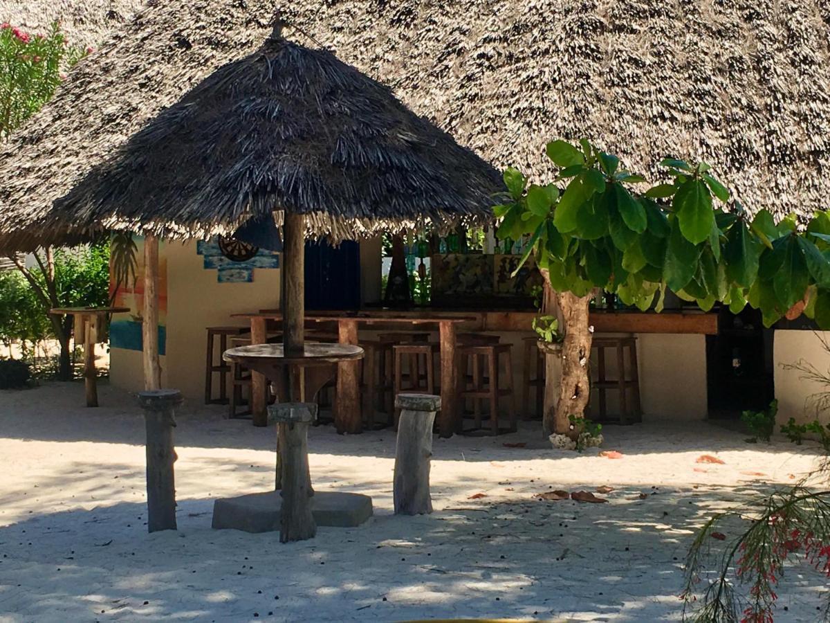 Driftwood Beach Lodge ジャンビアニ エクステリア 写真