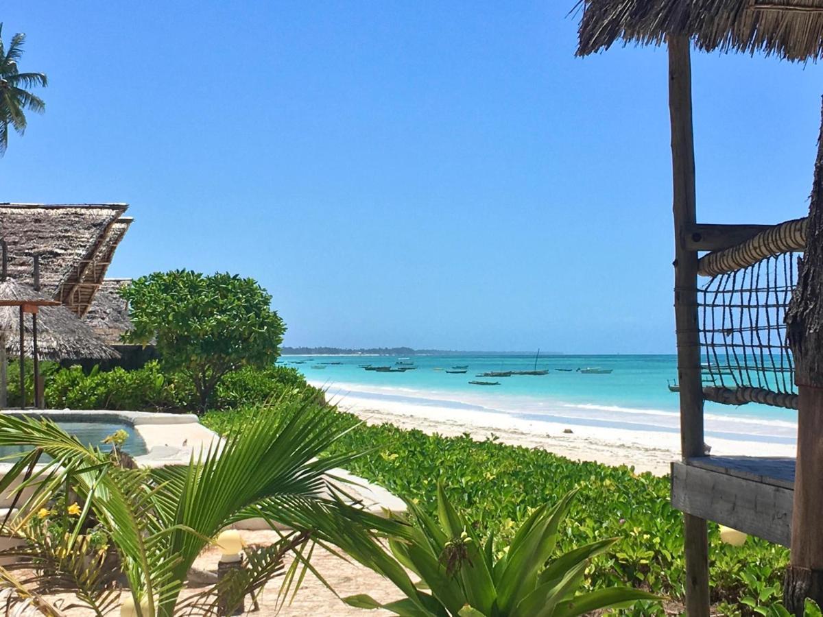 Driftwood Beach Lodge ジャンビアニ エクステリア 写真