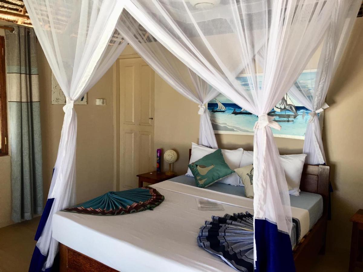 Driftwood Beach Lodge ジャンビアニ エクステリア 写真