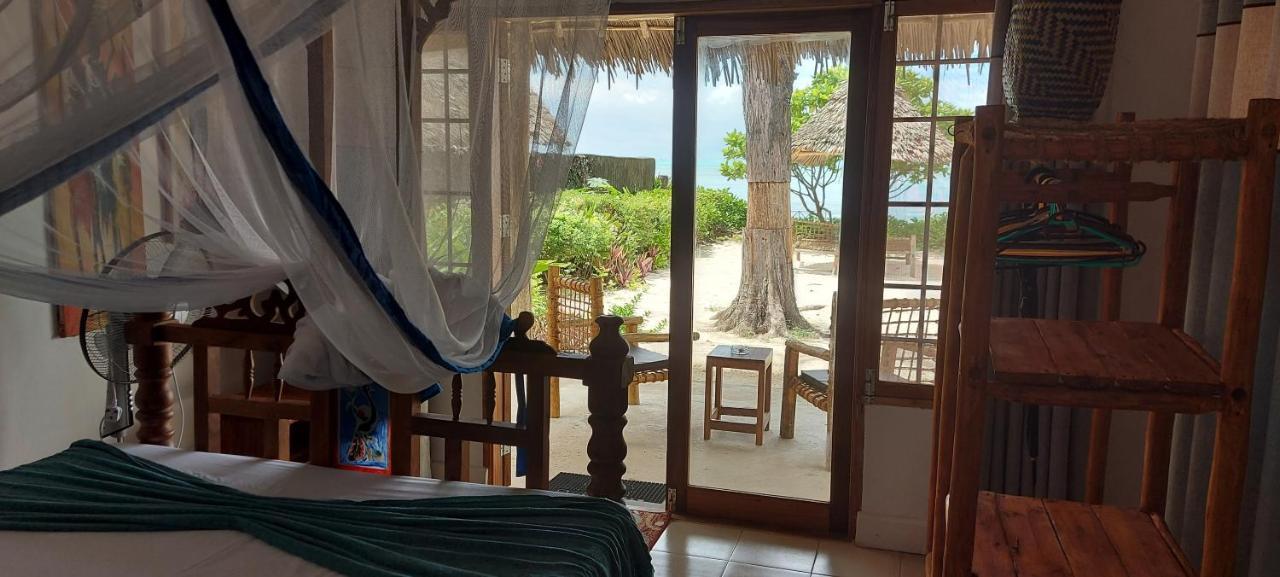 Driftwood Beach Lodge ジャンビアニ エクステリア 写真