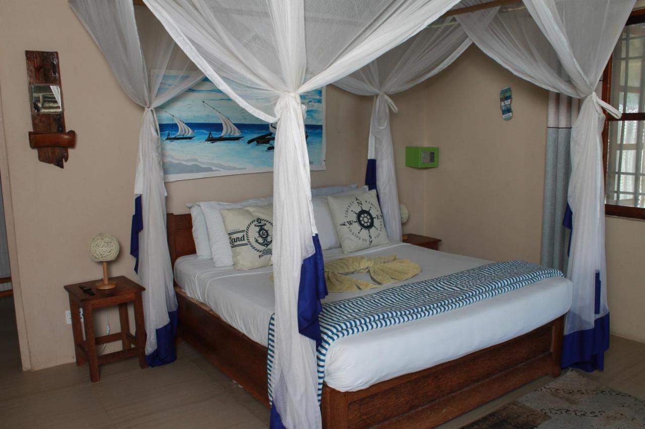 Driftwood Beach Lodge ジャンビアニ エクステリア 写真