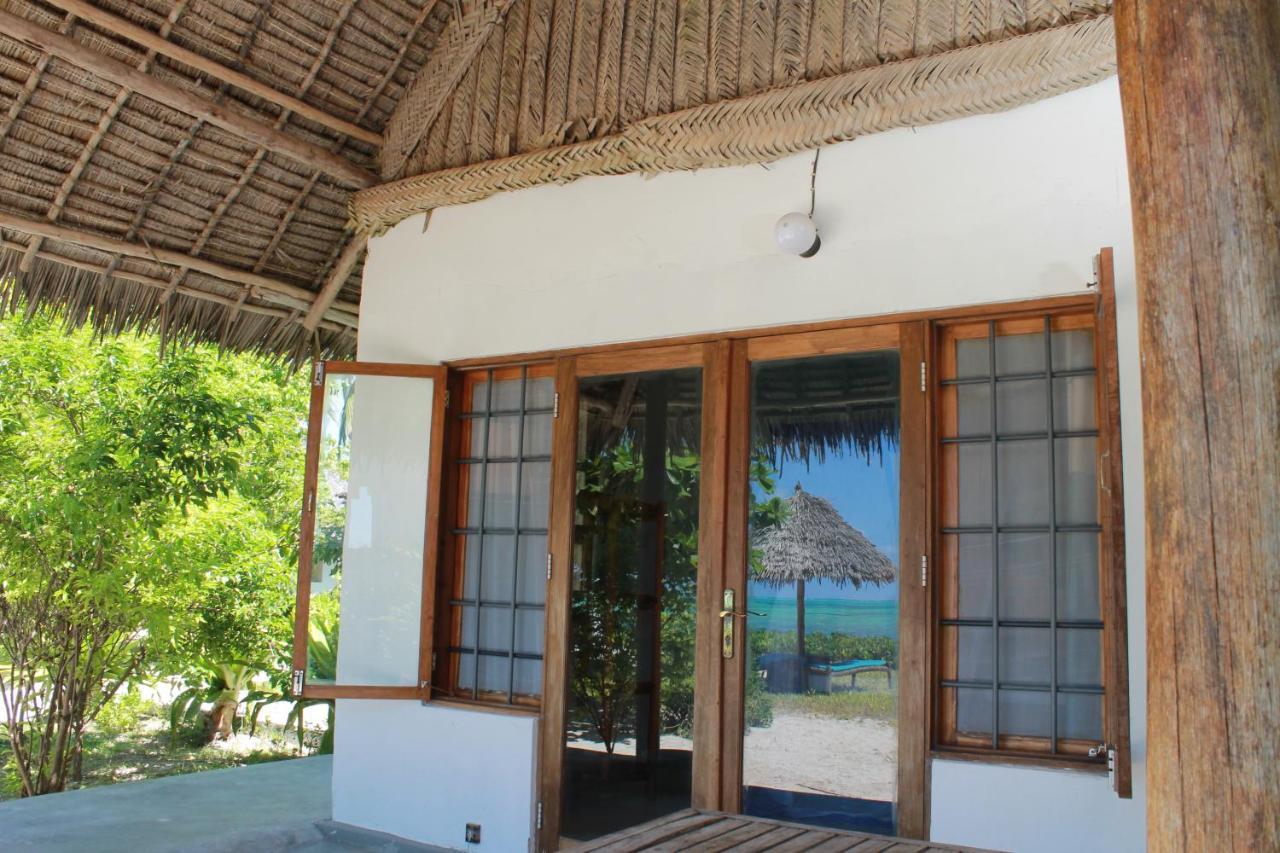 Driftwood Beach Lodge ジャンビアニ エクステリア 写真
