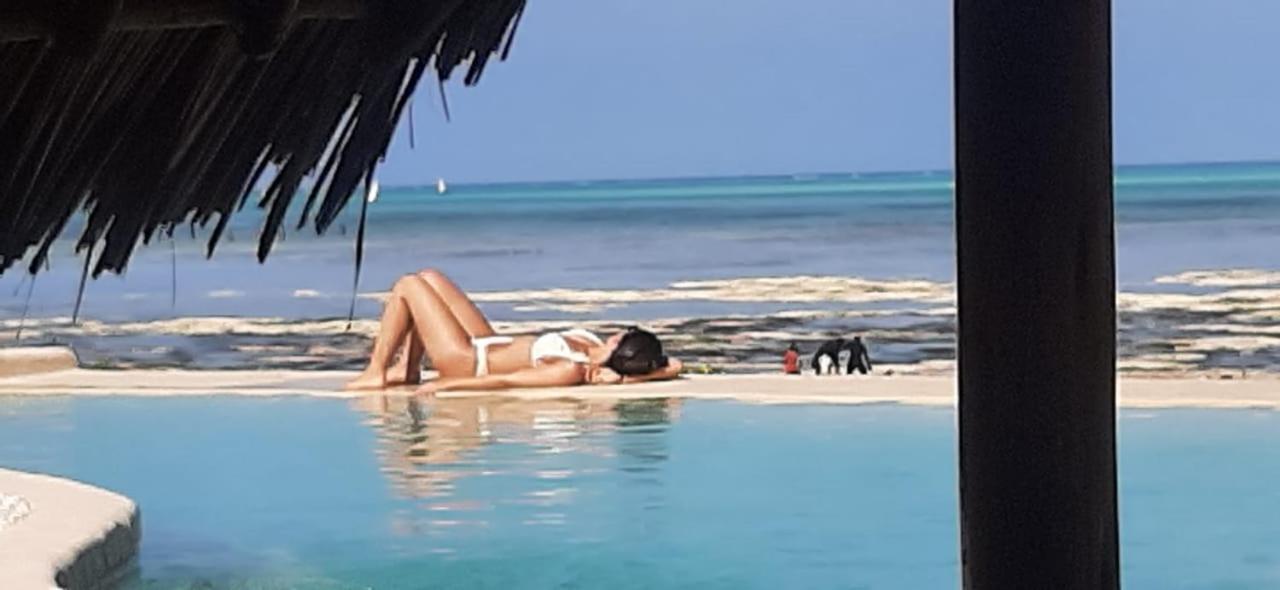 Driftwood Beach Lodge ジャンビアニ エクステリア 写真