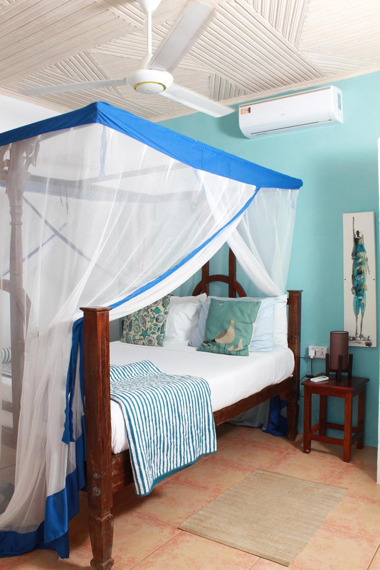 Driftwood Beach Lodge ジャンビアニ エクステリア 写真