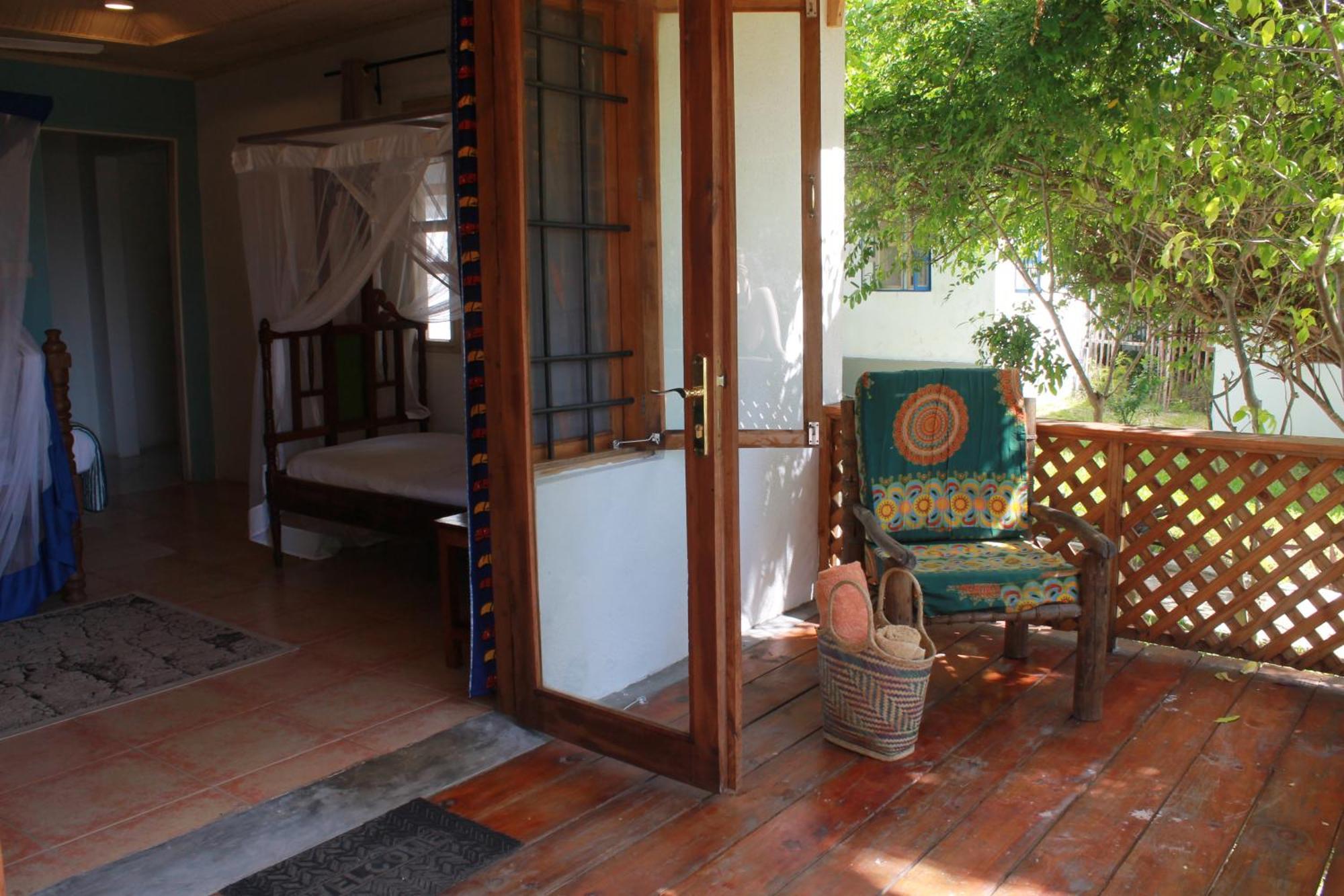 Driftwood Beach Lodge ジャンビアニ エクステリア 写真
