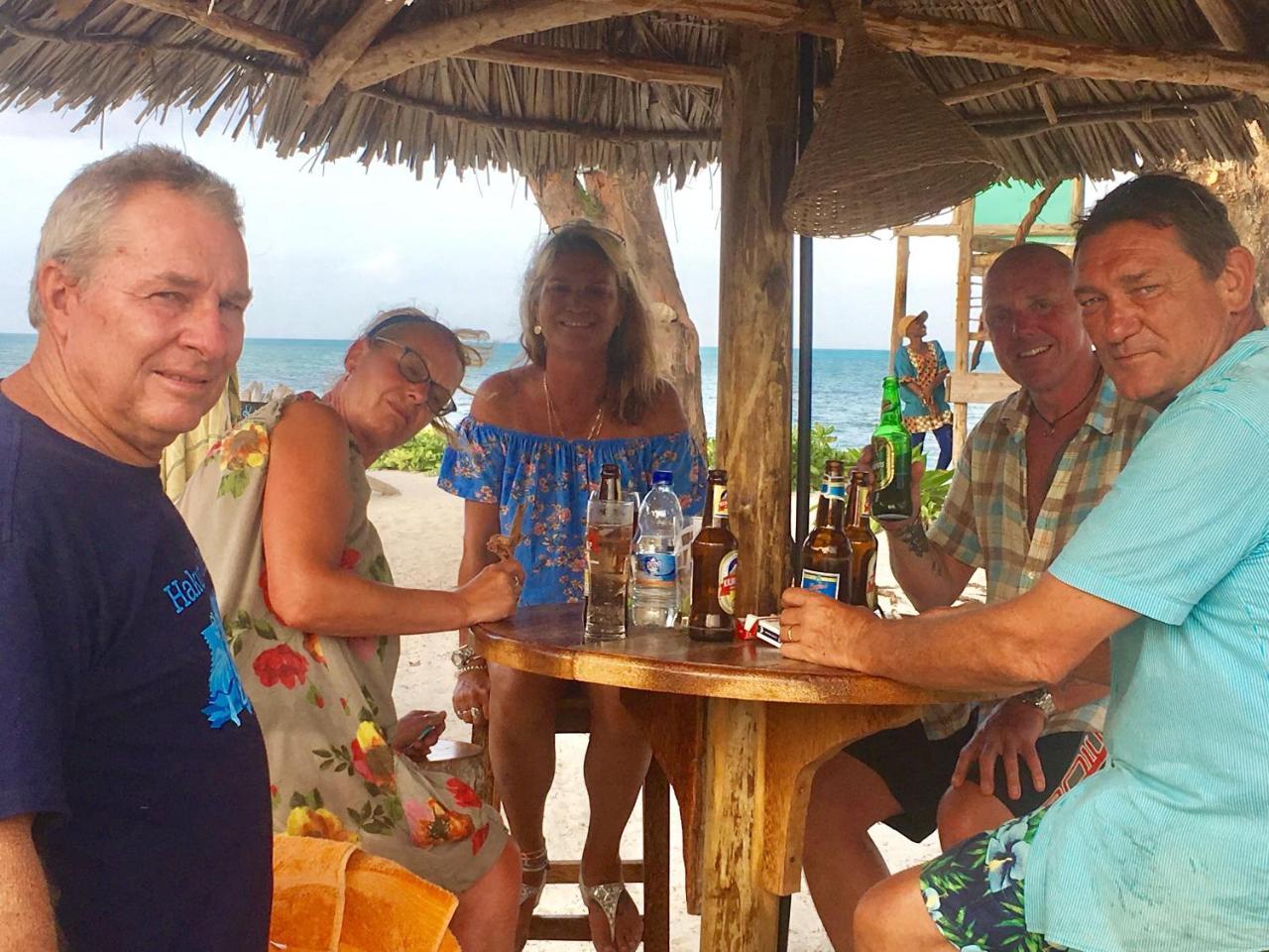 Driftwood Beach Lodge ジャンビアニ エクステリア 写真