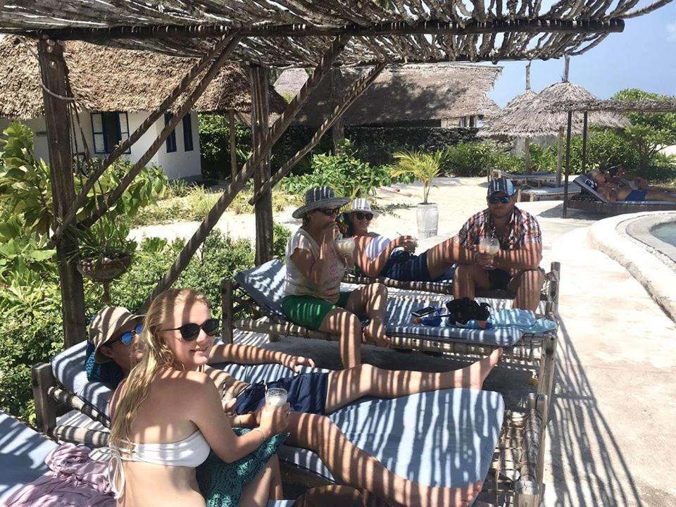 Driftwood Beach Lodge ジャンビアニ エクステリア 写真