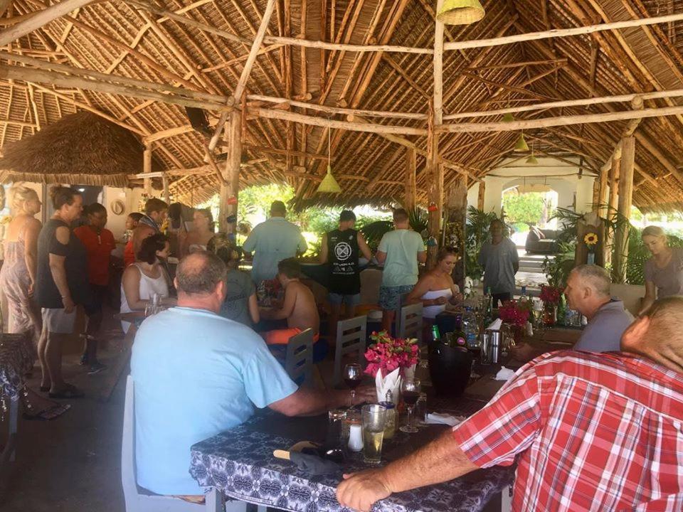 Driftwood Beach Lodge ジャンビアニ エクステリア 写真