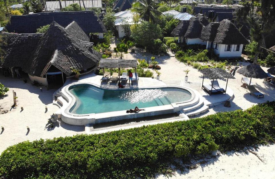 Driftwood Beach Lodge ジャンビアニ エクステリア 写真