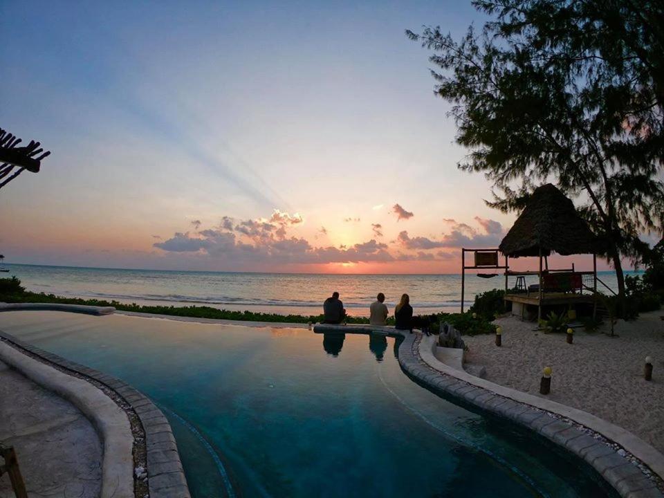 Driftwood Beach Lodge ジャンビアニ エクステリア 写真