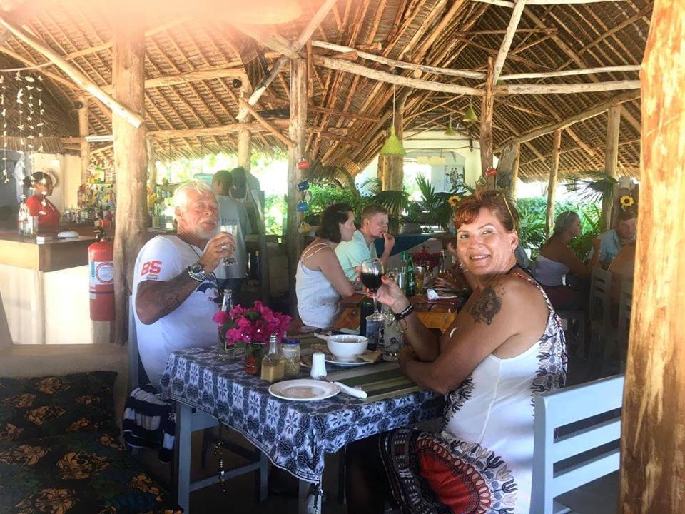 Driftwood Beach Lodge ジャンビアニ エクステリア 写真