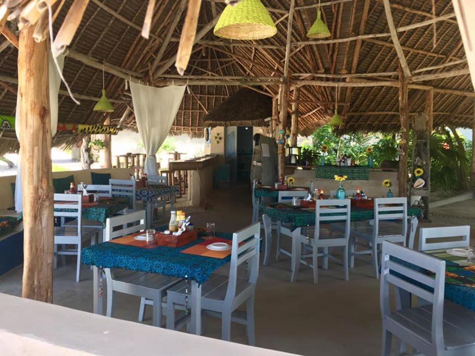 Driftwood Beach Lodge ジャンビアニ エクステリア 写真